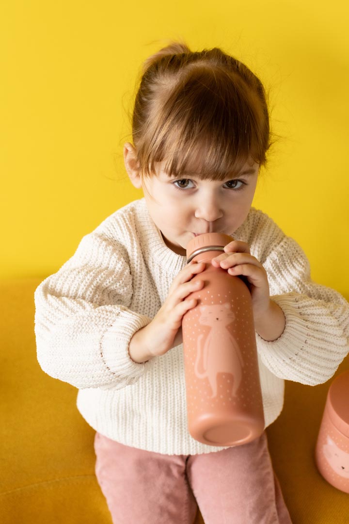 Criança a segurar garrafa infantil Trixie Mrs. Cat 500ml