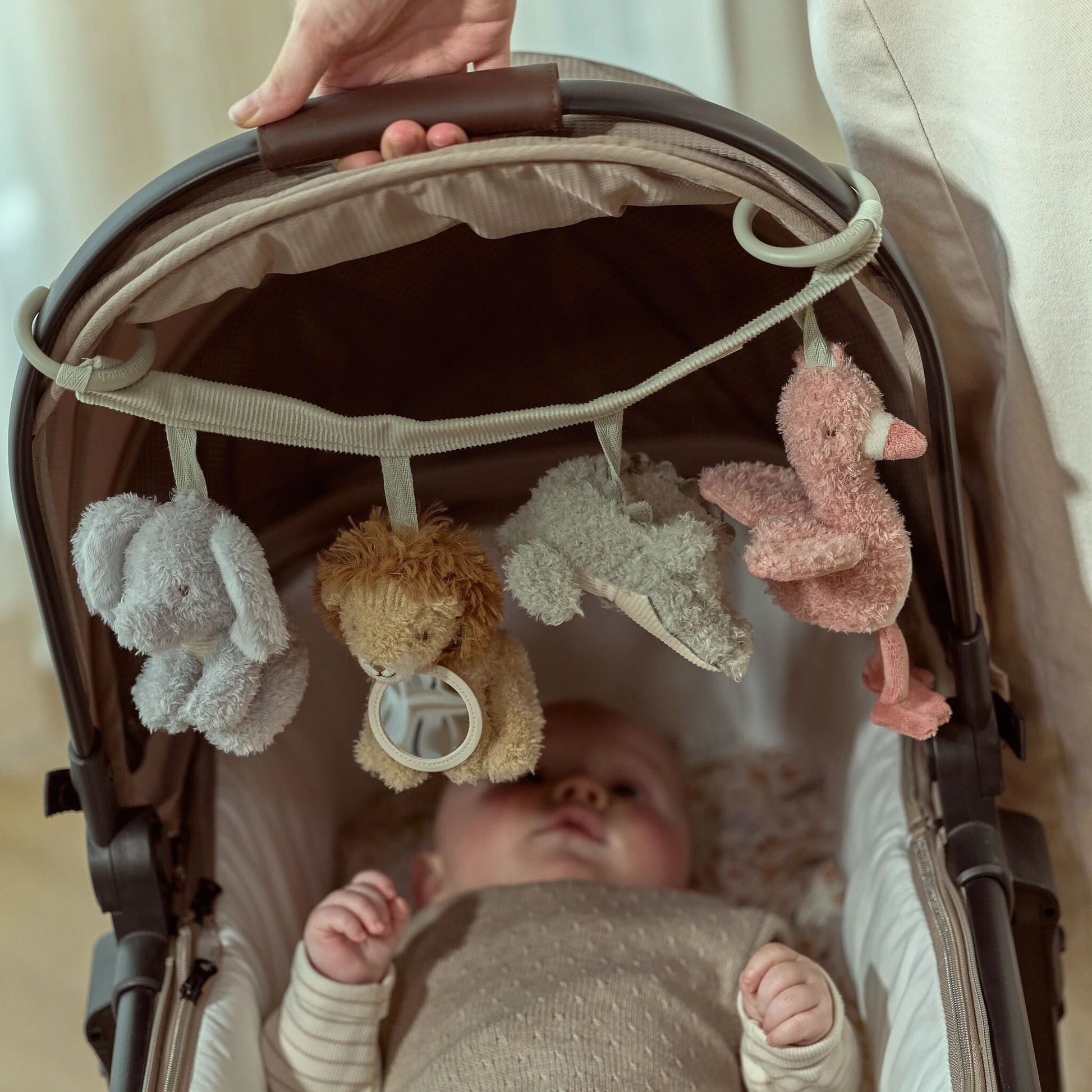 Corrente de brinquedos presa ao carrinho de bebé