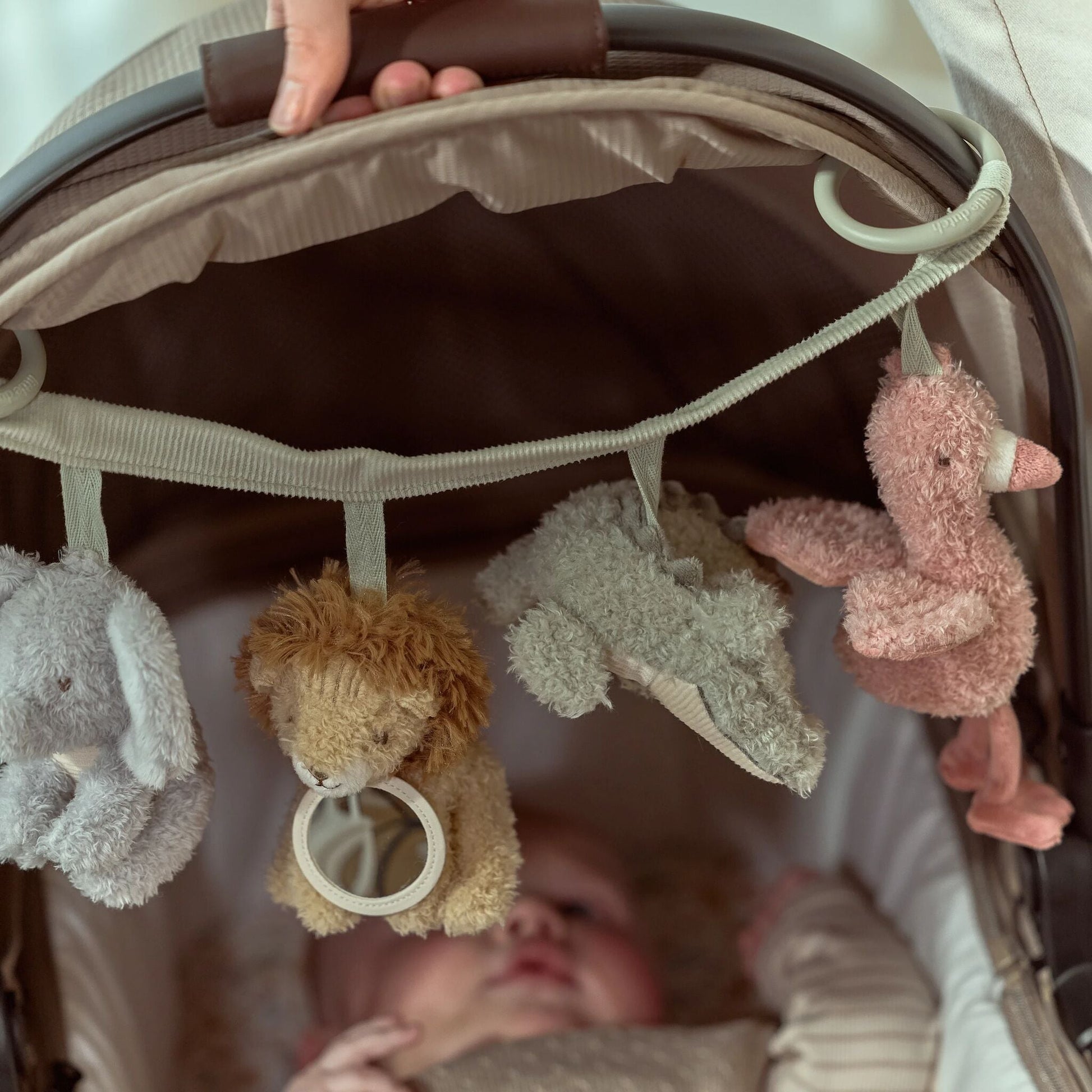 Bebé a brincar com corrente de atividades Little Dutch