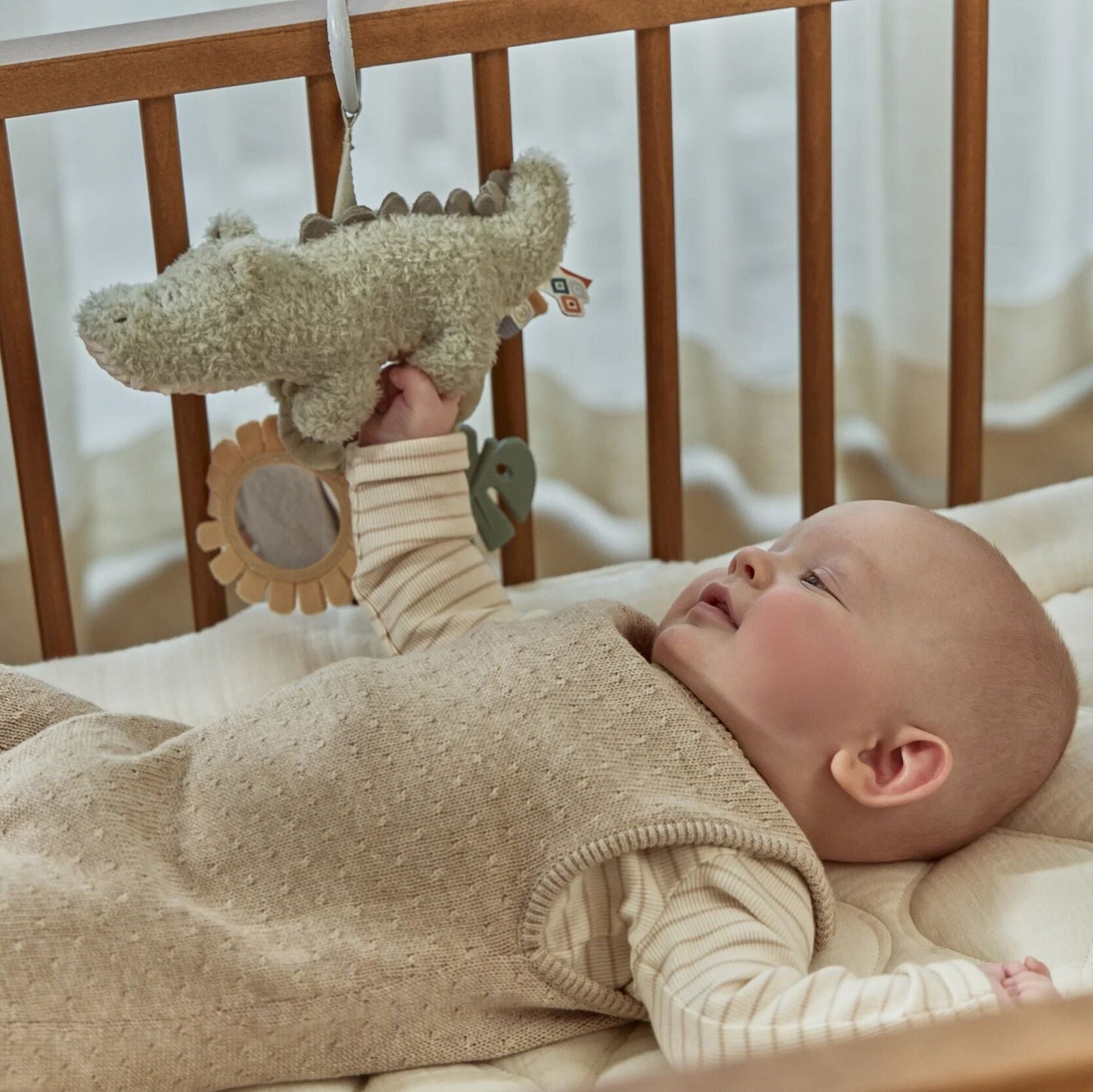 Bebé a brincar com pendente de atividades crocodilo Little Dutch