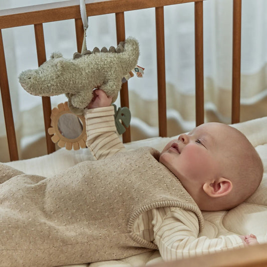 Bebé a brincar com pendente de atividades crocodilo Little Dutch