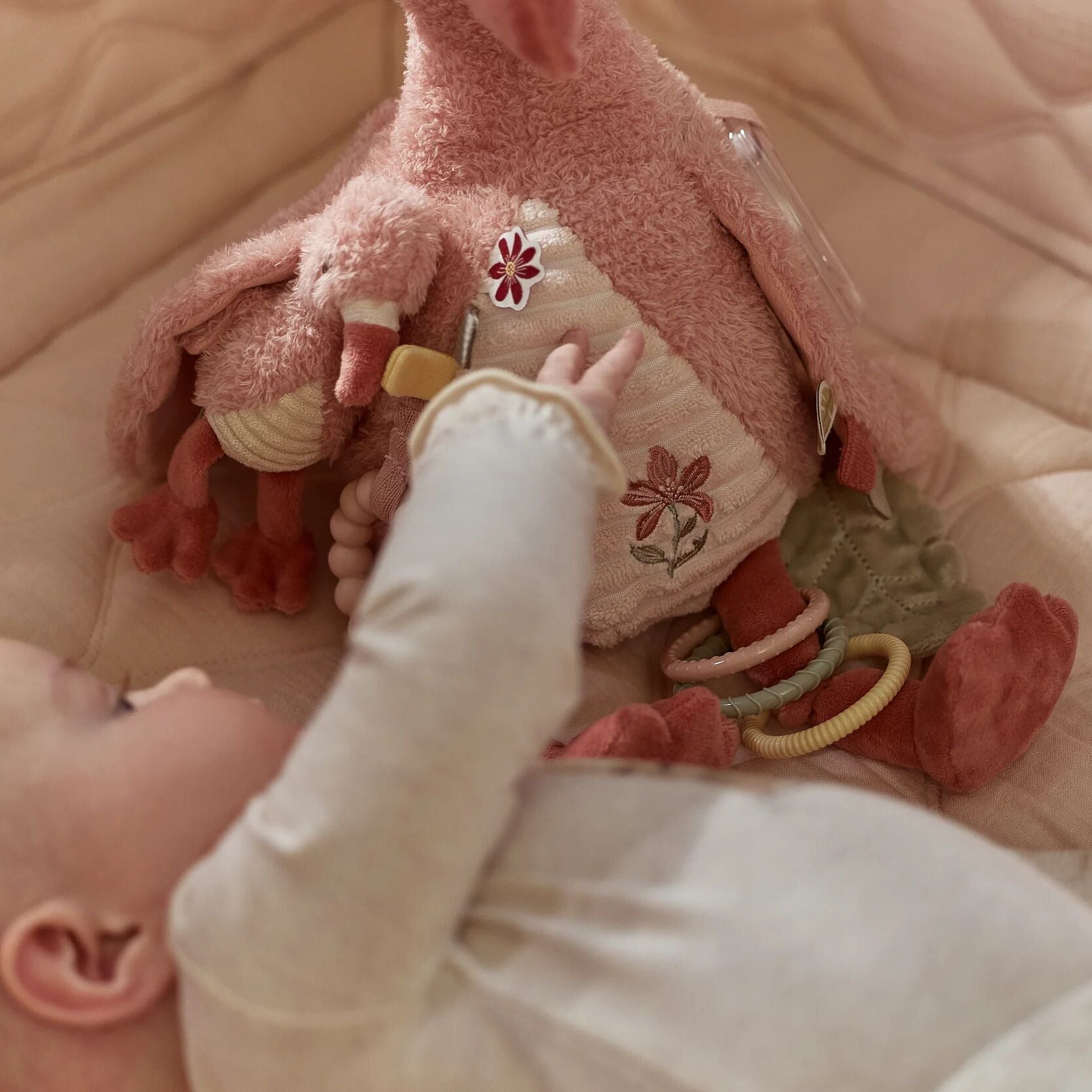 Texturas suaves da peluche de atividades flamingo