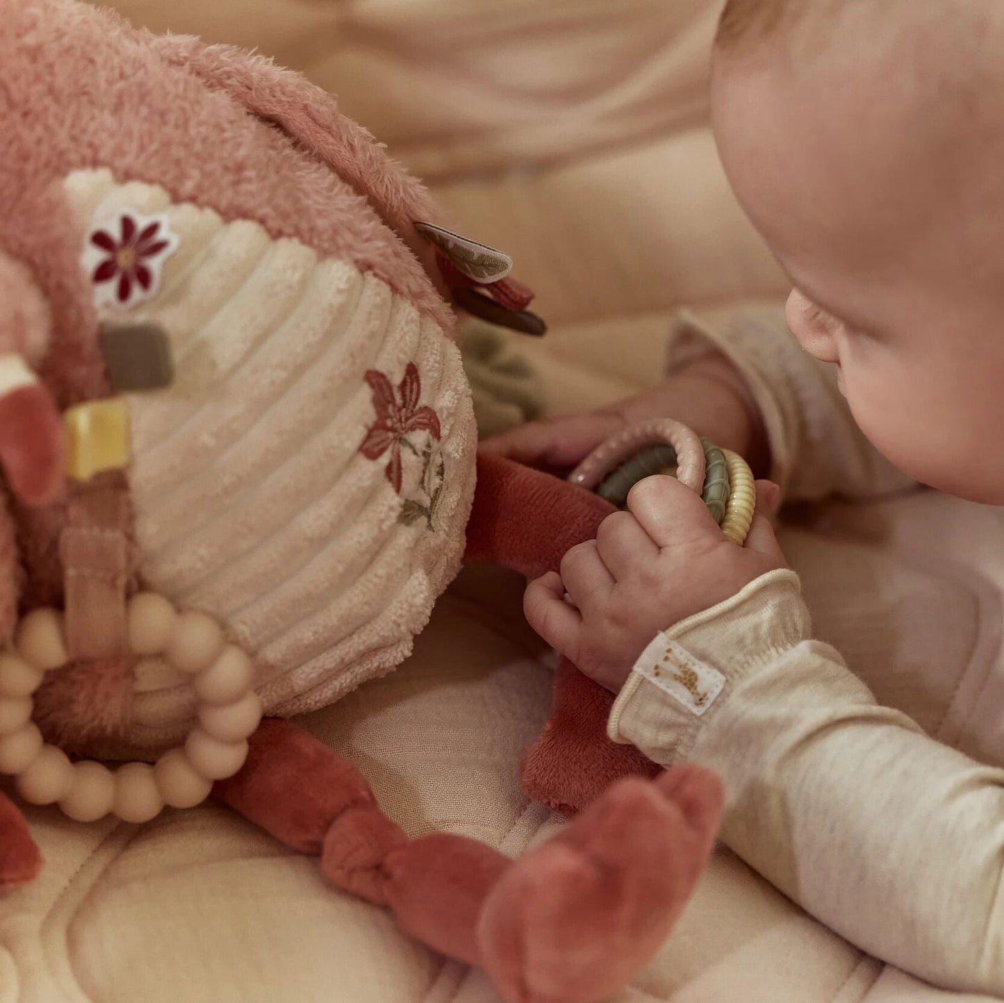 Peluche de atividades flamingo rosa em uso