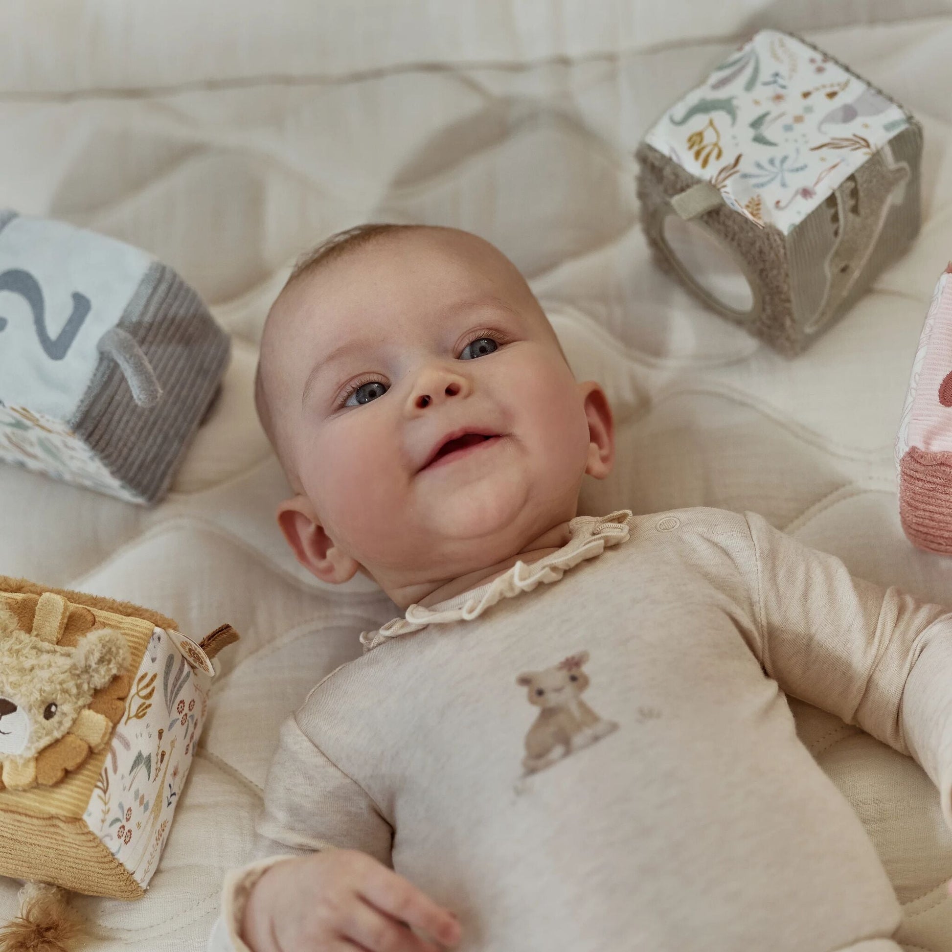 Bebé a brincar com blocos macios Little Dutch
