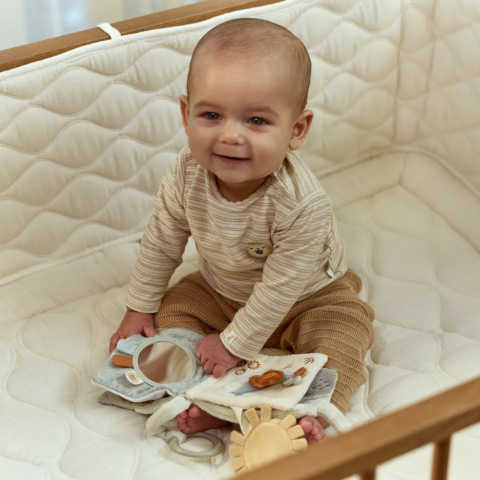 Bebé a explorar o livro macio para carrinho Little Dutch