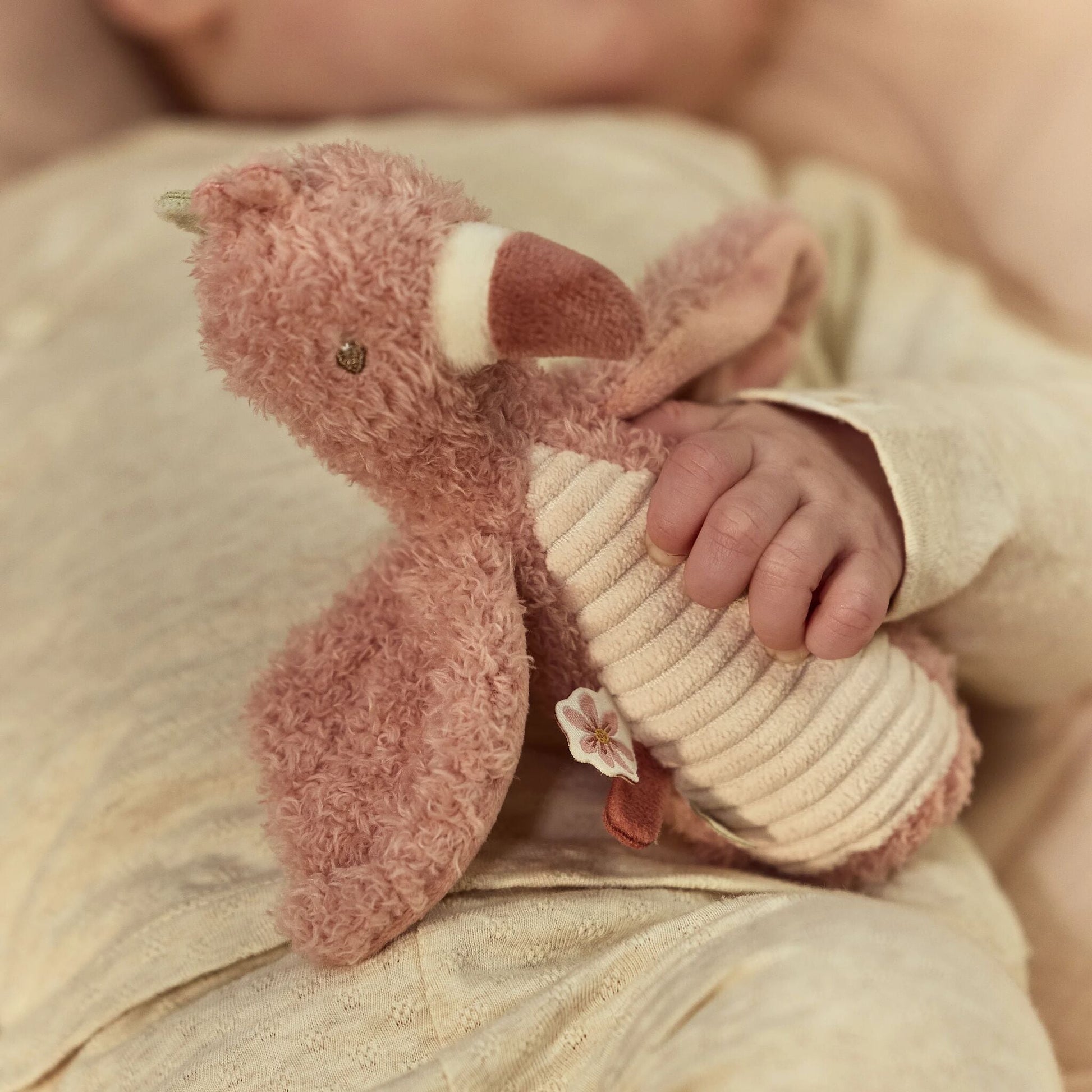 Bebé a brincar com roca flamingo Little Dutch