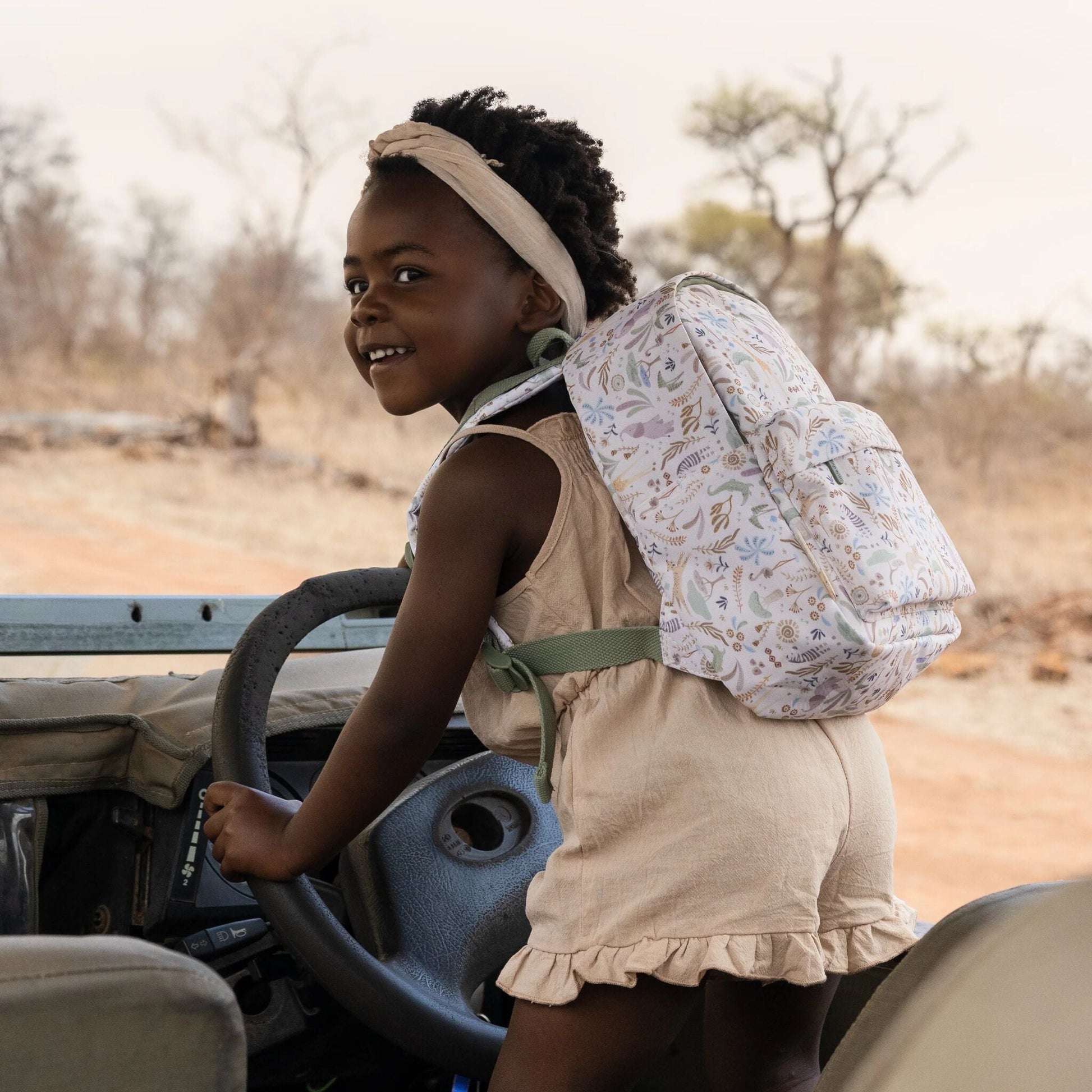 Mochila Safari Friends Branca 29cm Little Dutch detalhe