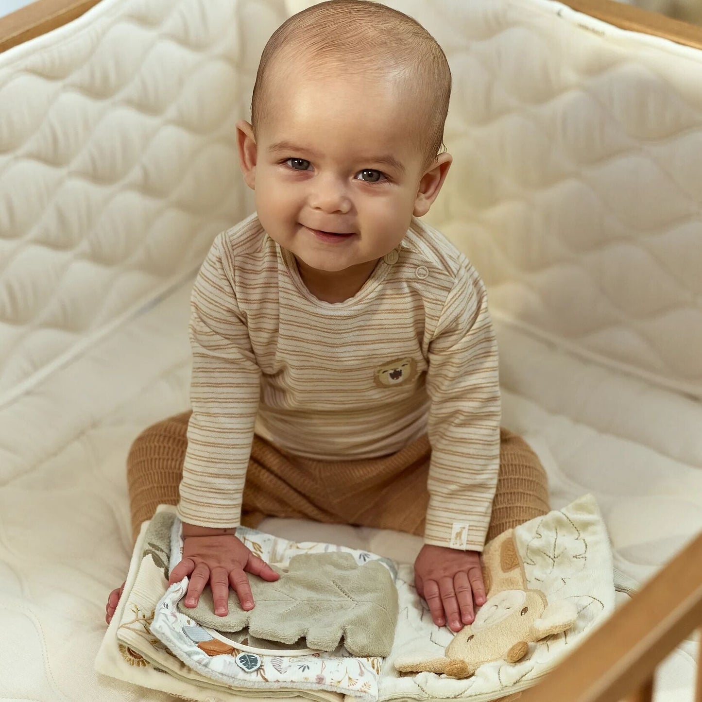 Bebé a explorar o livro de atividades Little Dutch