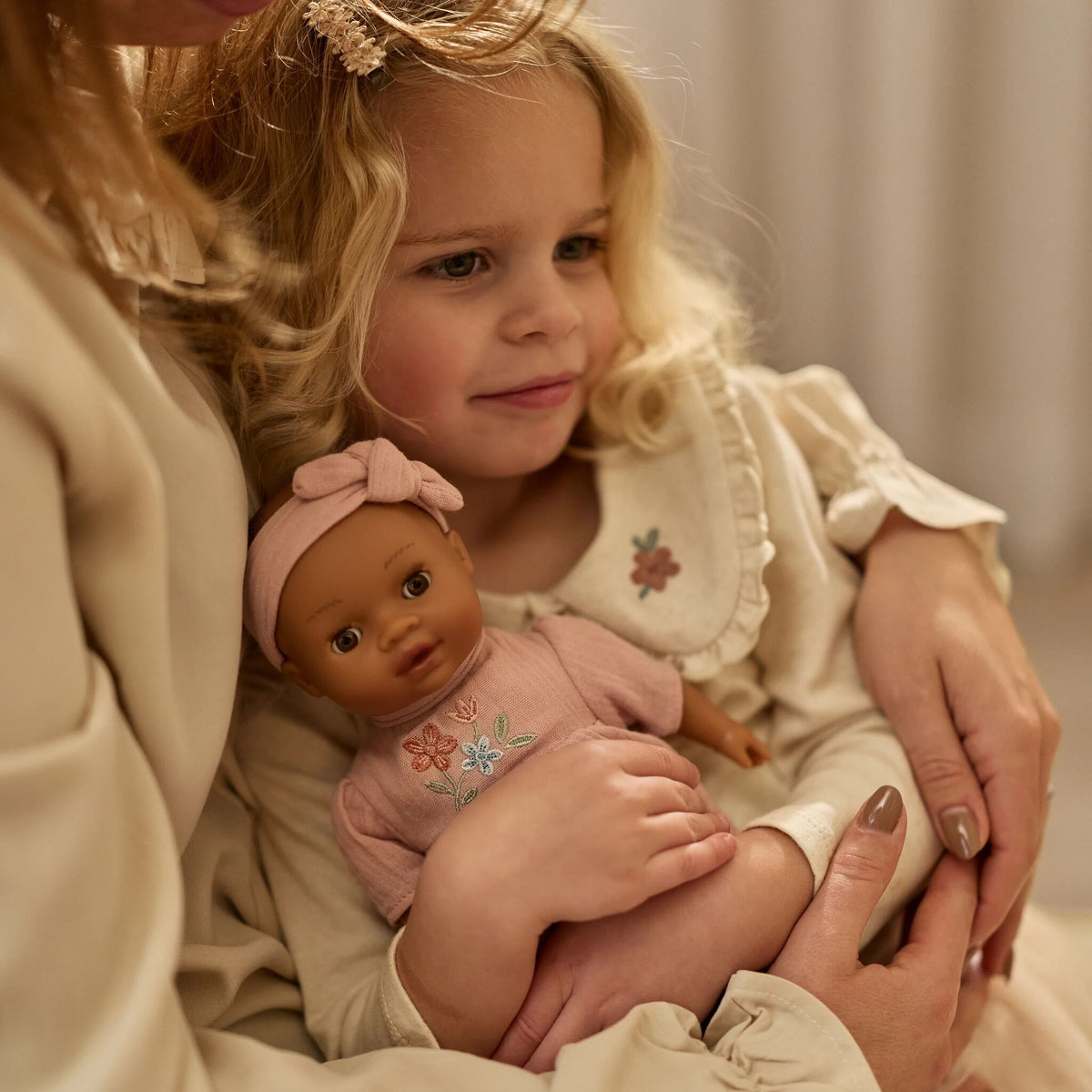 Boneca Yara Little Dutch - detalhe
