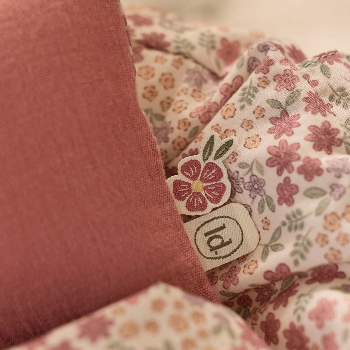 Alcofa para Bonecas Rosa Little Dutch, pormenor do padrão floral | little-dutch-alcofa-bonecas-rosa-lollakids
