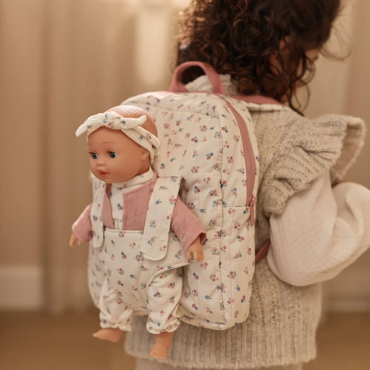 Porta-Bebé para Bonecas Rosa 2 em 1 Little Dutch, criança a usar como mochila | little-dutch-porta-bebe-bonecas-rosa-lollakids