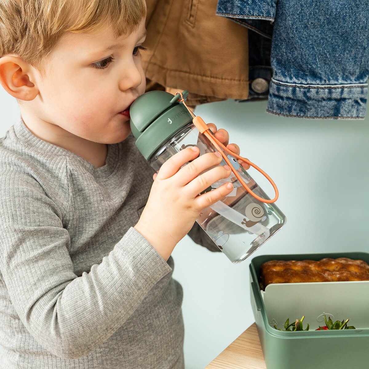 Garrafa 350ml Tiny Trails Green Done by Deer para a escola | done-by-deer-garrafa-tiny-trails-escola-lollakids