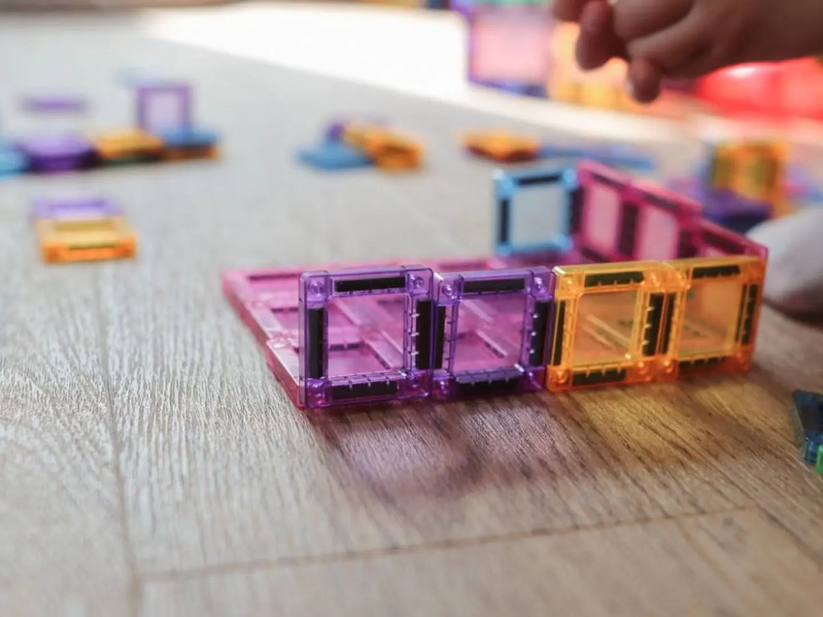 Peças quadradas e triangulares do kit magnético de 50 peças da Elis Design | elis-design-magnetic-tiles-travel-kit-50-lollakids