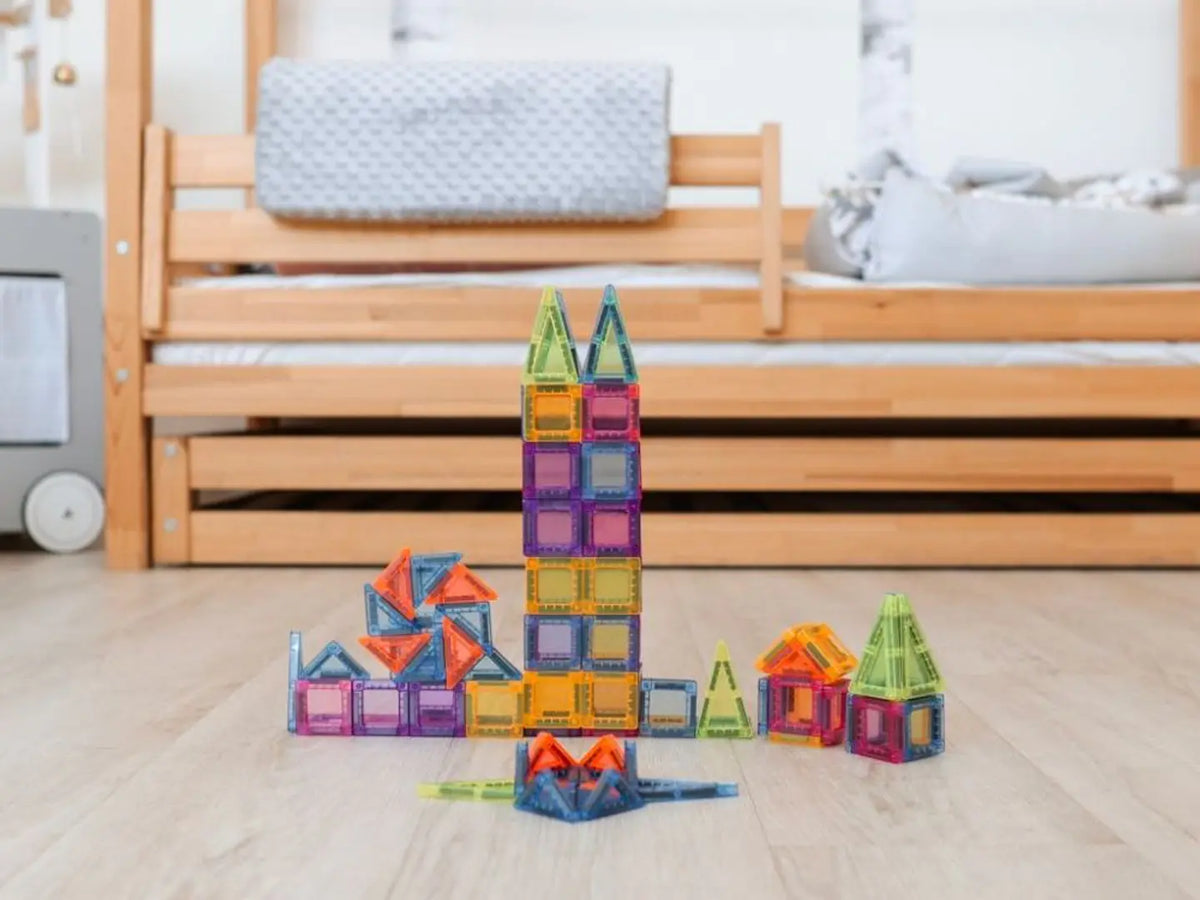 Peças quadradas e triangulares do kit magnético de viagem Elis Design | elis-design-magnetic-tiles-travel-kit-100-lollakids