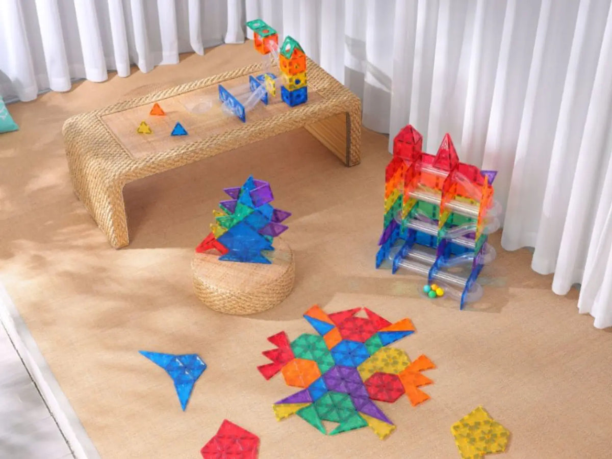 Criança a construir um percurso com o conjunto magnético de 100 peças | elis-design-construcao-magnetica-pista-bolas-lollakids
