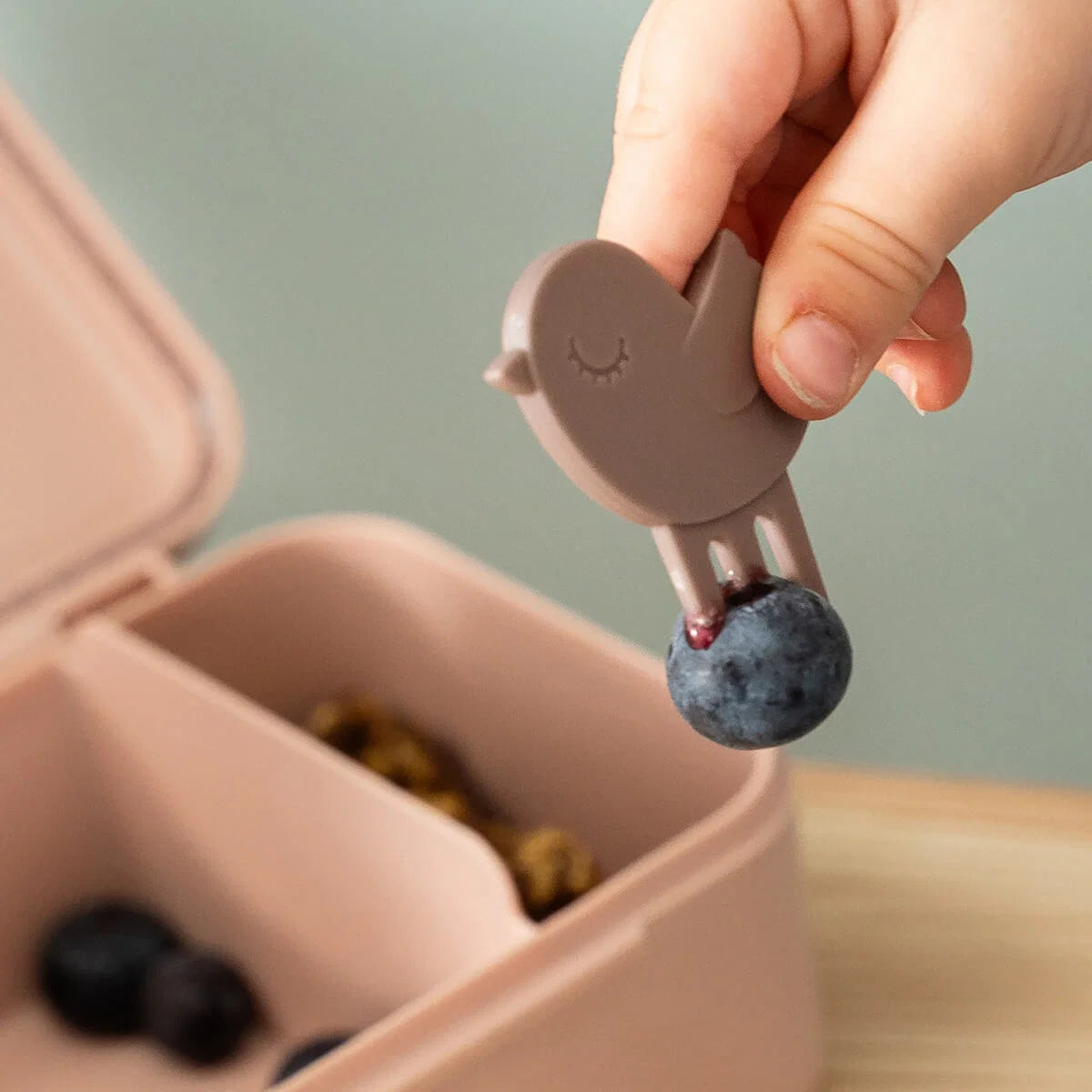 Dimensões da Mini Lunchbox Tiny Farm Blue Done by Deer | done-by-deer-mini-lunchbox-tiny-farm-blue-dimensoes-lollakids