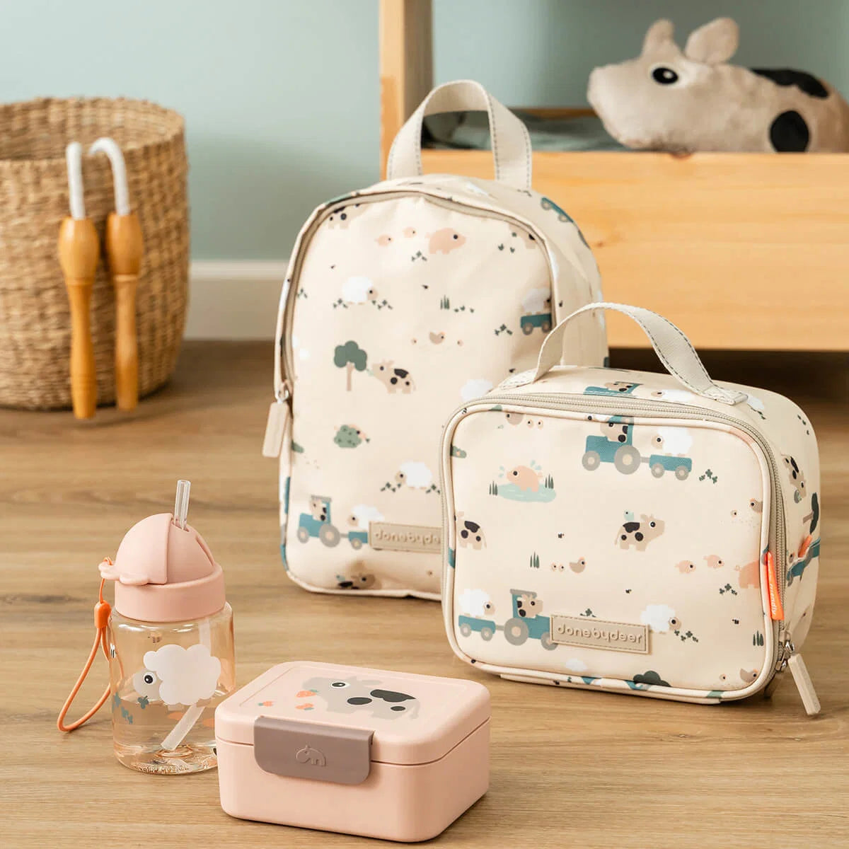 Mini Lunchbox Tiny Farm Blue Done by Deer vista de todos os ângulos | done-by-deer-mini-lunchbox-tiny-farm-blue-detalhe-lollakids