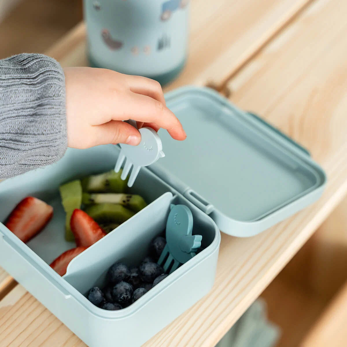 Mini Lunchbox Tiny Farm Sand Done by Deer para snacks e lanches da escola | done-by-deer-mini-lunchbox-tiny-farm-escola-lollakids