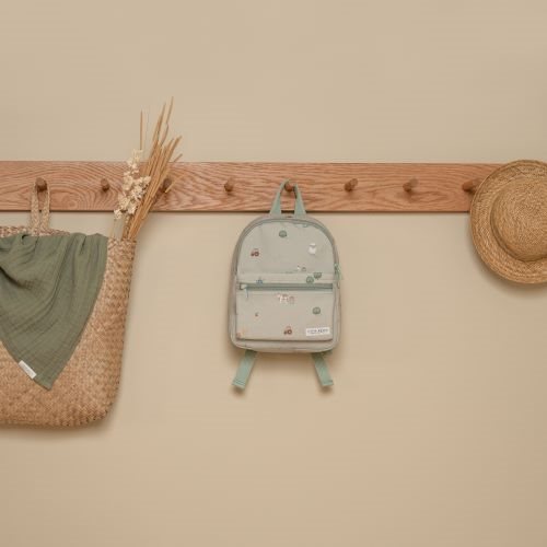 Mochila Little Farm da Little Dutch pendurada num cabide de madeira | little-dutch-mochila-little-farm-lollakids