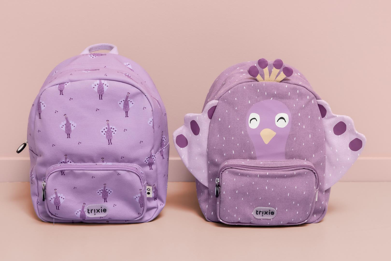 Criança a usar a Mochila Pavão Mrs. Peacock Trixie