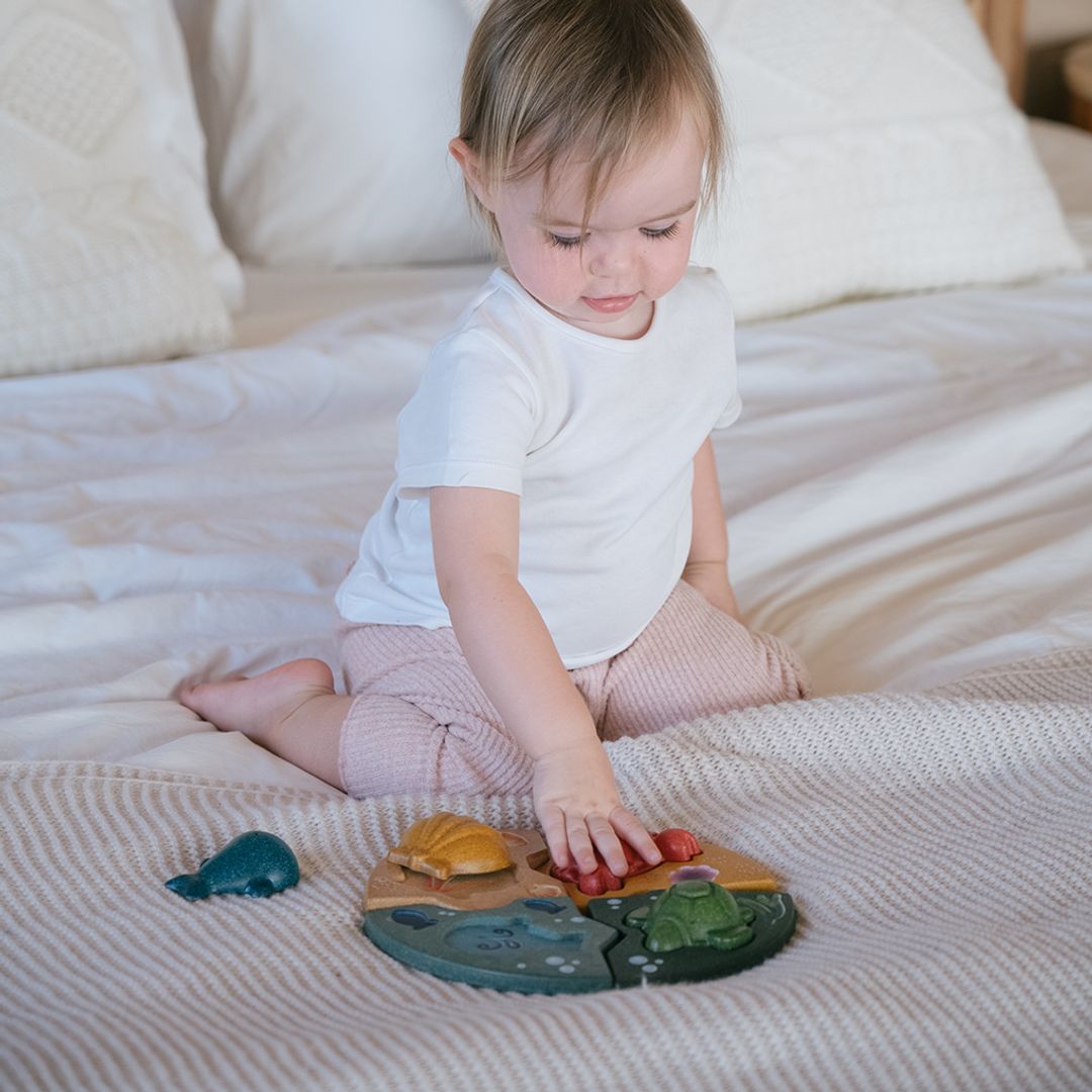 Criança a brincar com o Puzzle Marinho PlanToys | plantoys-puzzle-marinho-lollakids