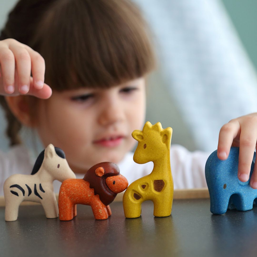 Criança a brincar com o conjunto de Animais Selvagens PlanToys | plantoys-animais-selvagens-lollakids