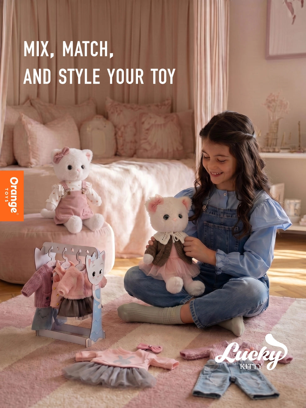 Menina a brincar com peluches Lucky Kitty da Orange Toys e a trocar-lhes a roupa num bengaleiro de brincar | orange-toys-roupa-peluche-lucky-kitty-coracoes-sweet-denim-lollakids