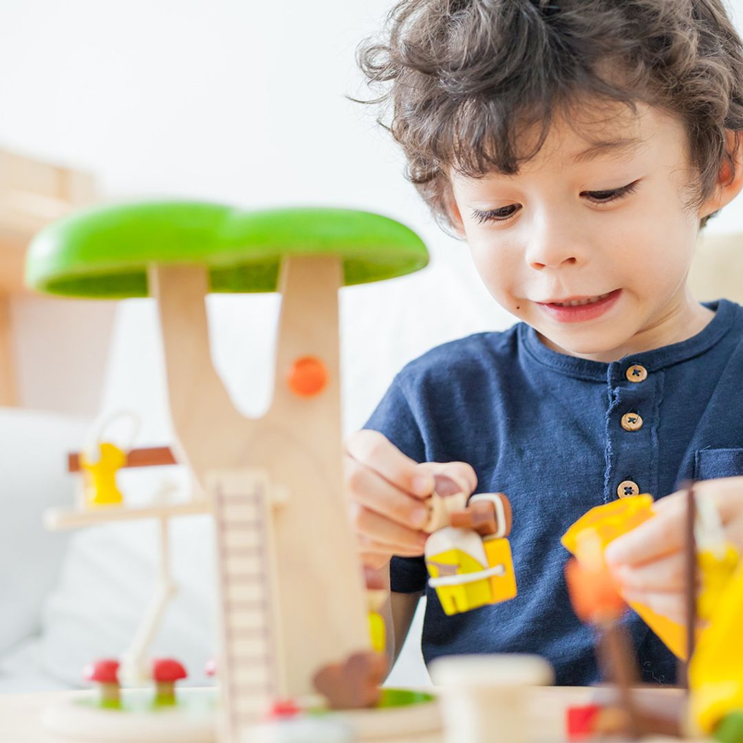 Casa na árvore PlanToys com figura e esquilo em brincadeira | plantoys-casa-arvore-faz-de-conta-lollakids