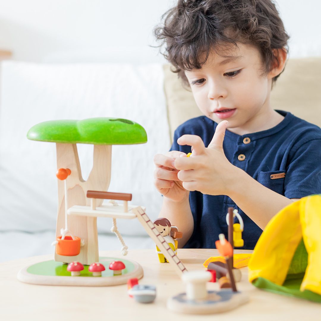 Detalhe dos acessórios da Casa na árvore PlanToys - baú, lanterna e mesa | plantoys-casa-arvore-faz-de-conta-lollakids
