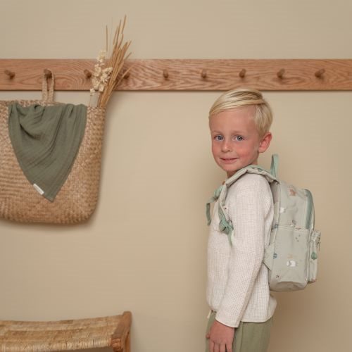 Menino a usar a mochila Little Farm da Little Dutch | little-dutch-mochila-little-farm-lollakids