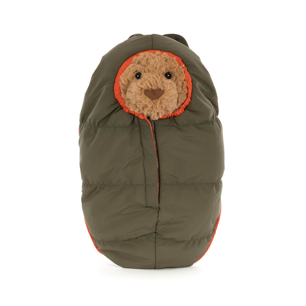 Urso Bartholomew Bear Jellycat, vista de costas com mochila | jellycat-urso-bartholomew-caminhada-lollakids