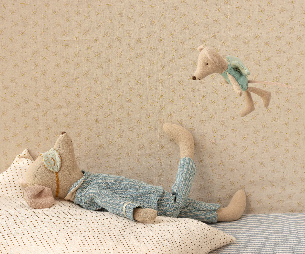 Ratinha fada Little menta da Maileg em ambiente de quarto infantil | maileg-ratinha-fada-little-menta-lollakids