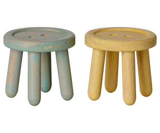 Conjunto de dois bancos de madeira em menta e amarelo claro para ratinhos da Maileg | maileg-bancos-ratinhos-menta-amarelo-lollakids