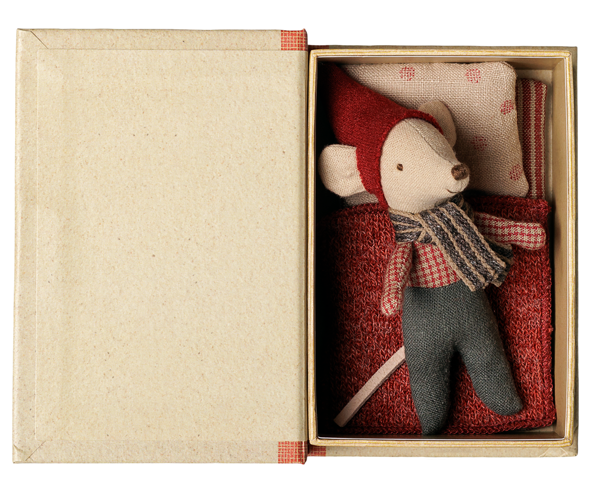 Livro ilustrado de contos de Natal que serve de cama ao ratinho bebé da Maileg | maileg-ratinho-bebe-natal-livro-lollakids
