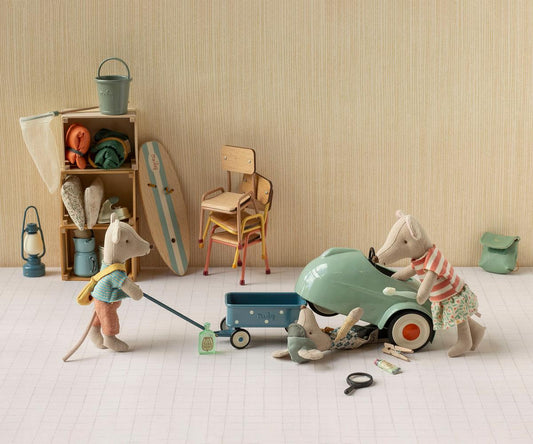 Ratinho condutor Little Brother da Maileg com a caixa em forma de carro | maileg-ratinho-condutor-little-brother-lollakids