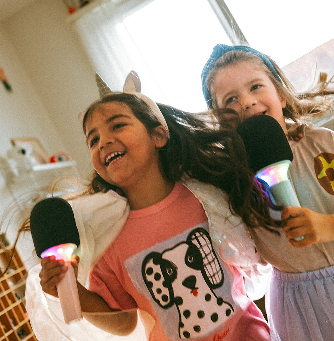 Microfone de karaoke KIDYMIC verde em utilização | kidywolf-kidymic-microfone-karaoke-verde-lollakids