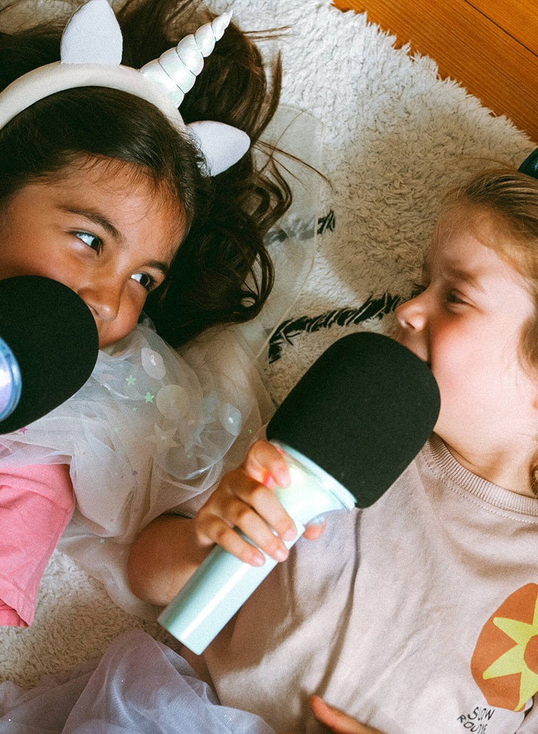 Criança a cantar com o microfone de karaoke KIDYMIC verde da Kidywolf | kidywolf-kidymic-microfone-karaoke-verde-lollakids