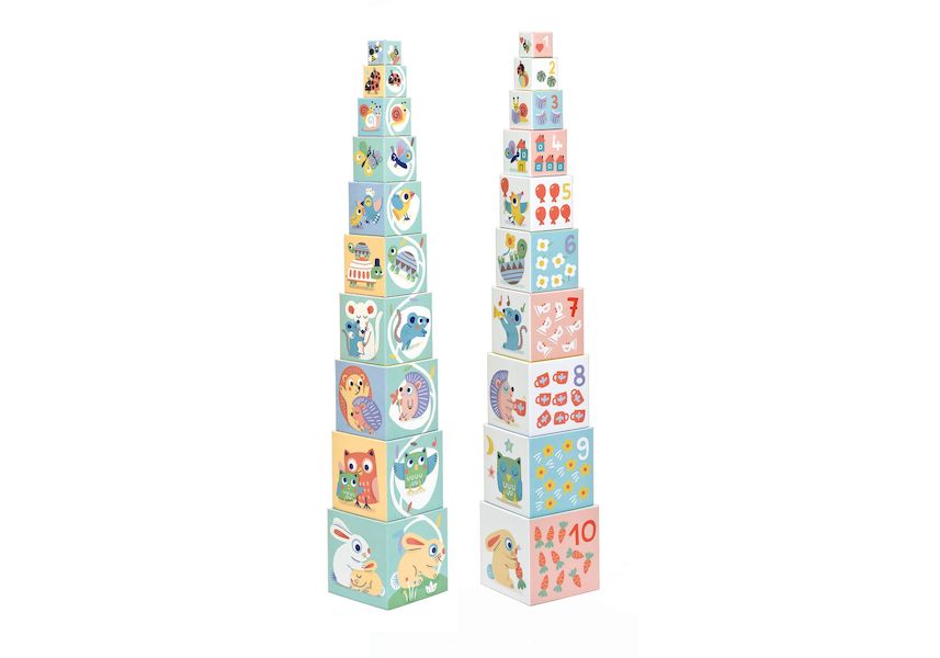 Cubos de empilhar com animais e cores delicadas.