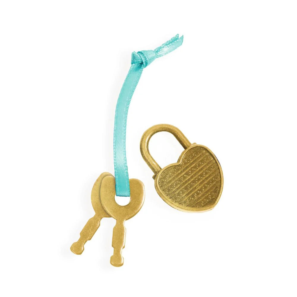 Cadeado em forma de coração com duas chaves, para manter todos os segredos bem protegidos.