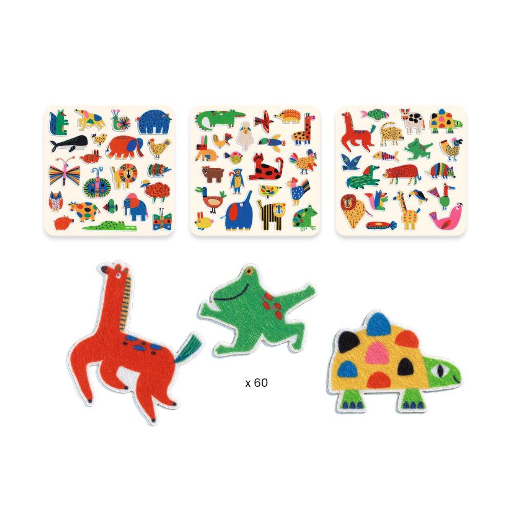 Criança a brincar com os autocolantes de feltro de animais da Djeco | djeco-autocolantes-feltro-animais-brincadeira-lollakids