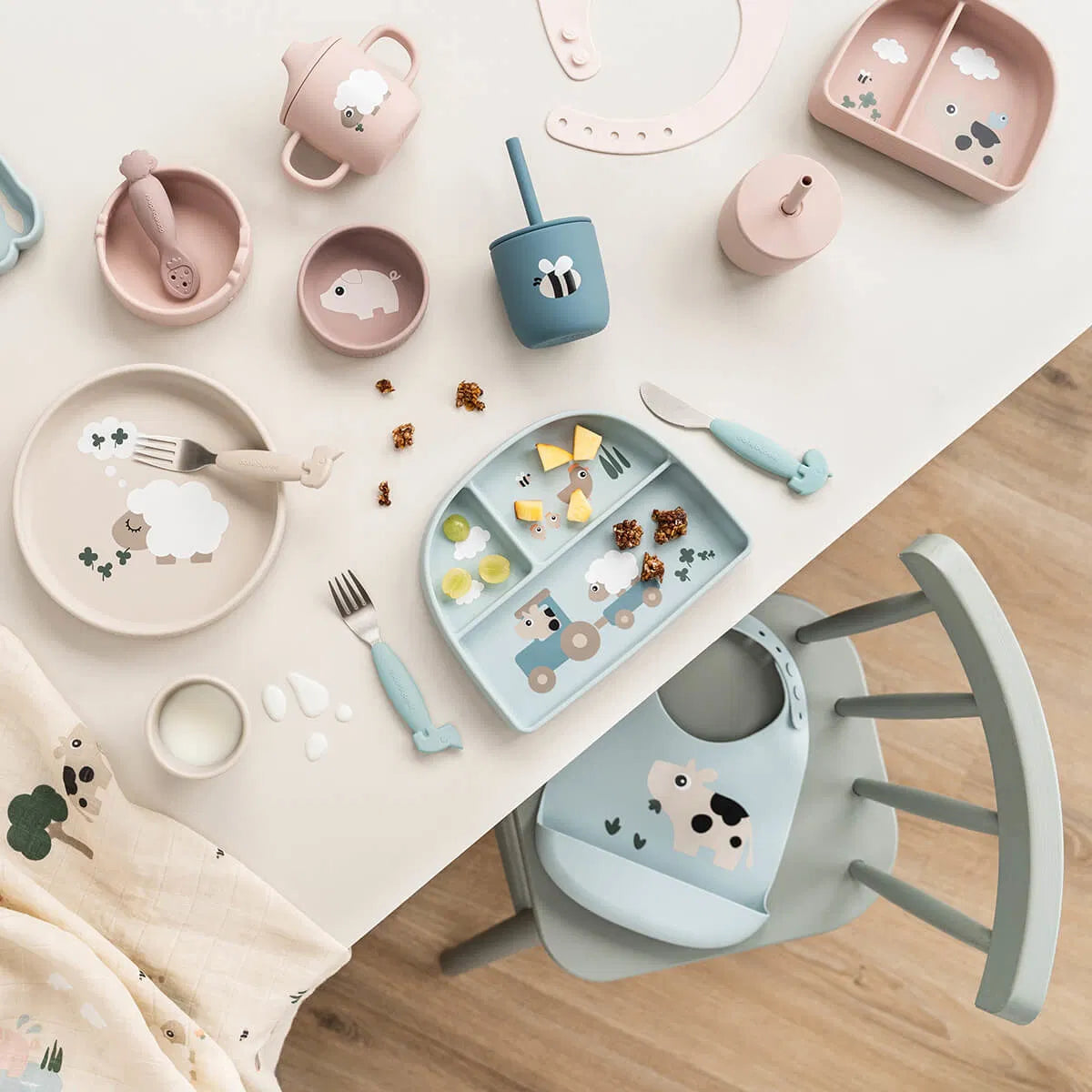 Mesa cheia de produtos de Done by Deer e do Prato Silicone Stick|Stay Tiny Farm Sand