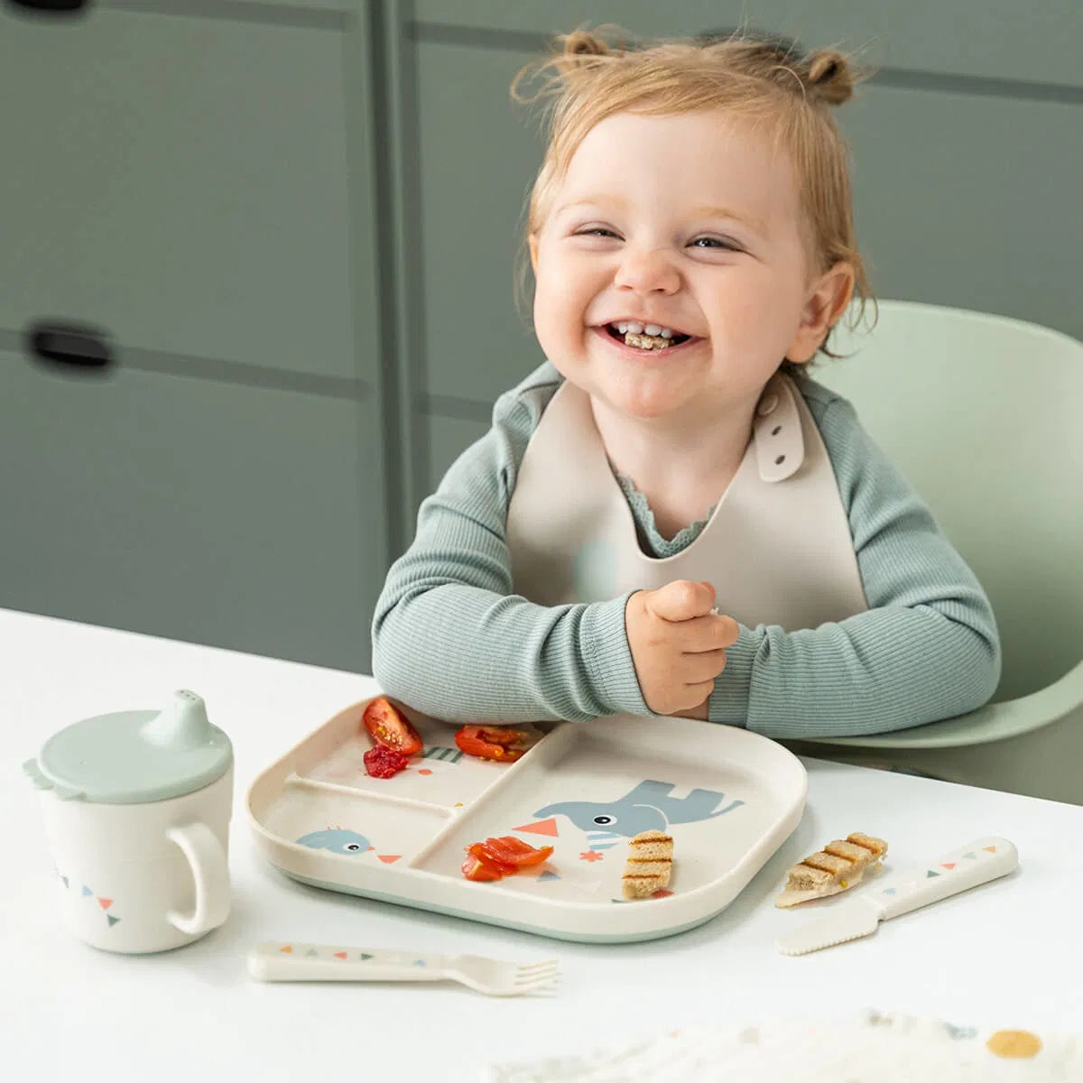 Criança a usar o Conjunto de Talheres Infantil Foodie Celebration Sand