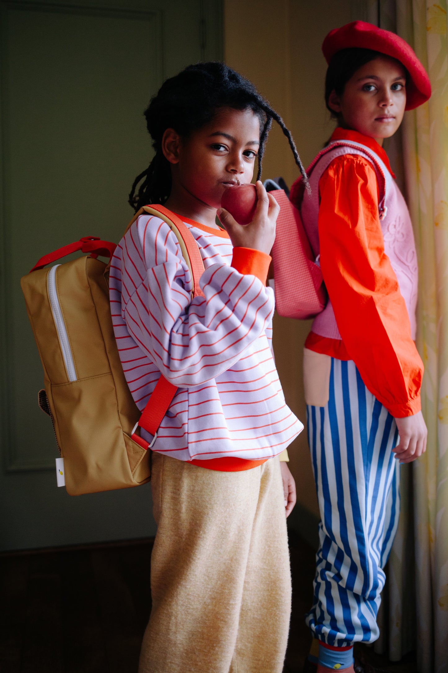 Mochila grande Sticky Lemon envelope verde em contexto de uso | sticky-lemon-mochila-envelope-lollakids