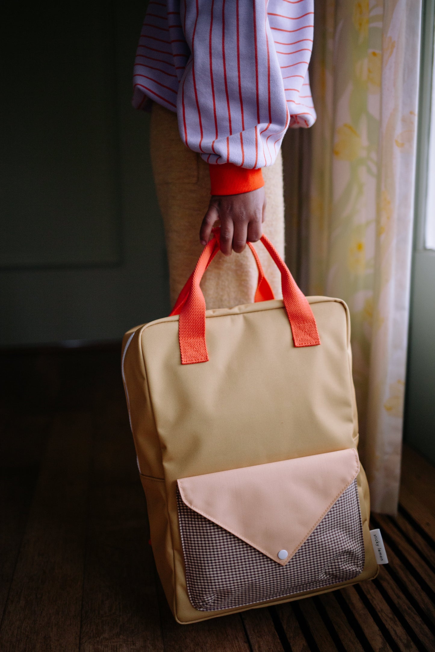 Mochila grande Sticky Lemon envelope verde em contexto de uso | sticky-lemon-mochila-envelope-lollakids