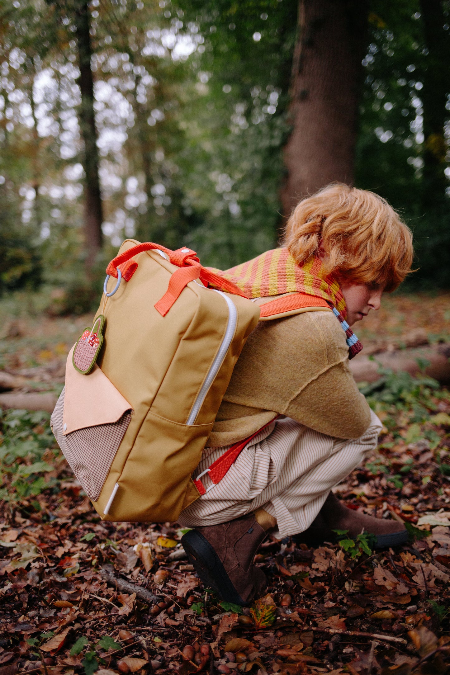 Mochila grande Sticky Lemon envelope verde em contexto de uso | sticky-lemon-mochila-envelope-lollakids