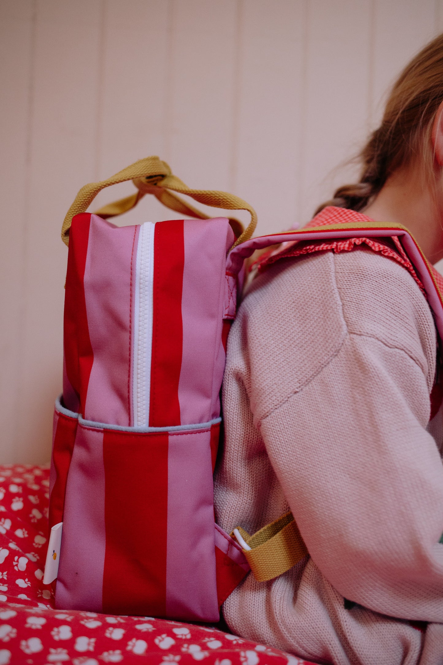 Mochila grande Sticky Lemon riscas laranja e lilás em contexto de uso | sticky-lemon-mochila-riscas-lollakids