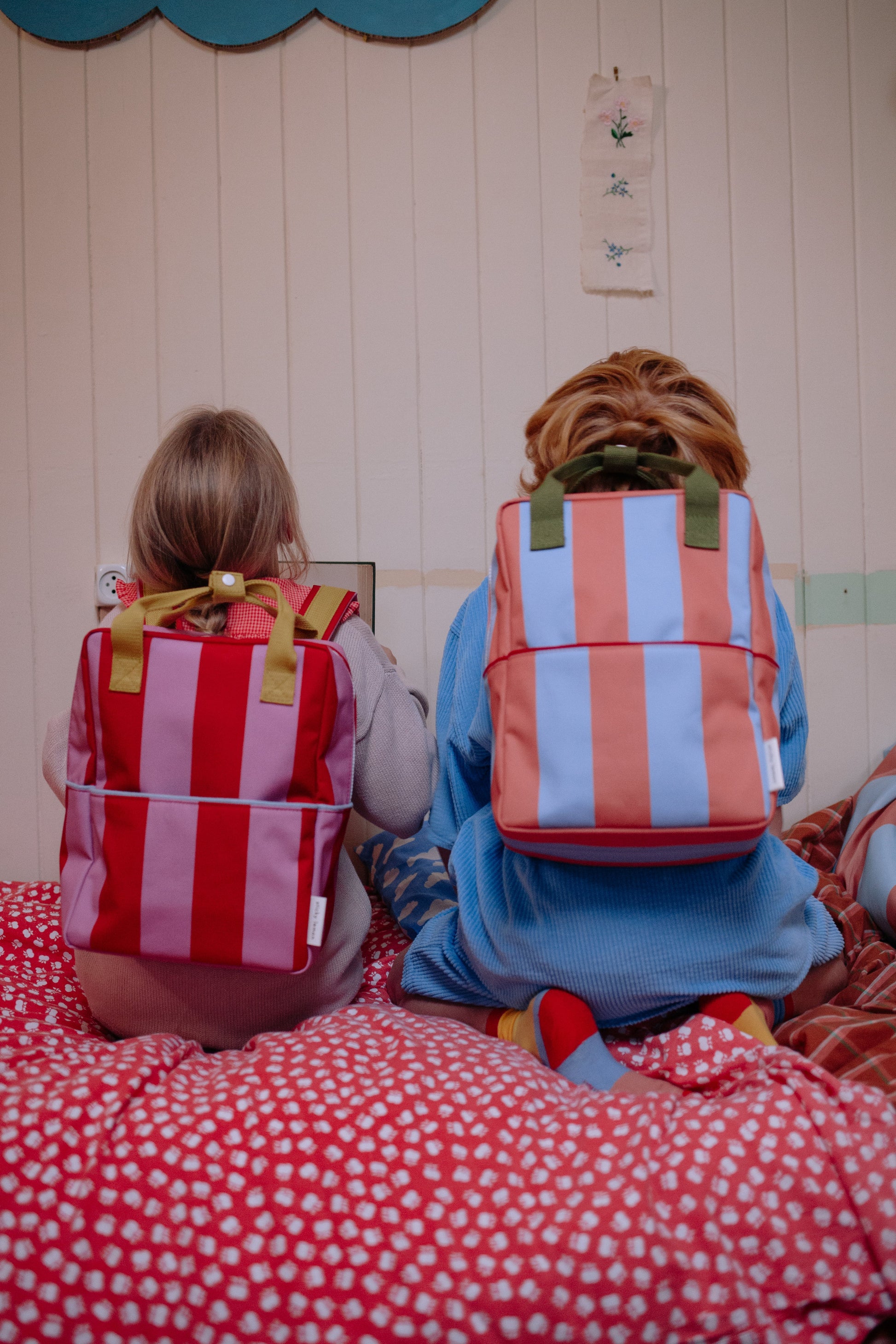 Mochila grande Sticky Lemon riscas laranja e lilás em contexto de uso | sticky-lemon-mochila-riscas-lollakids