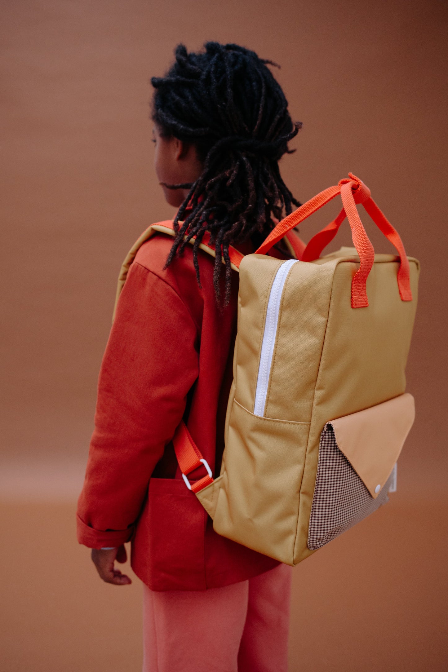 Mochila grande Sticky Lemon envelope verde em contexto de uso | sticky-lemon-mochila-envelope-lollakids