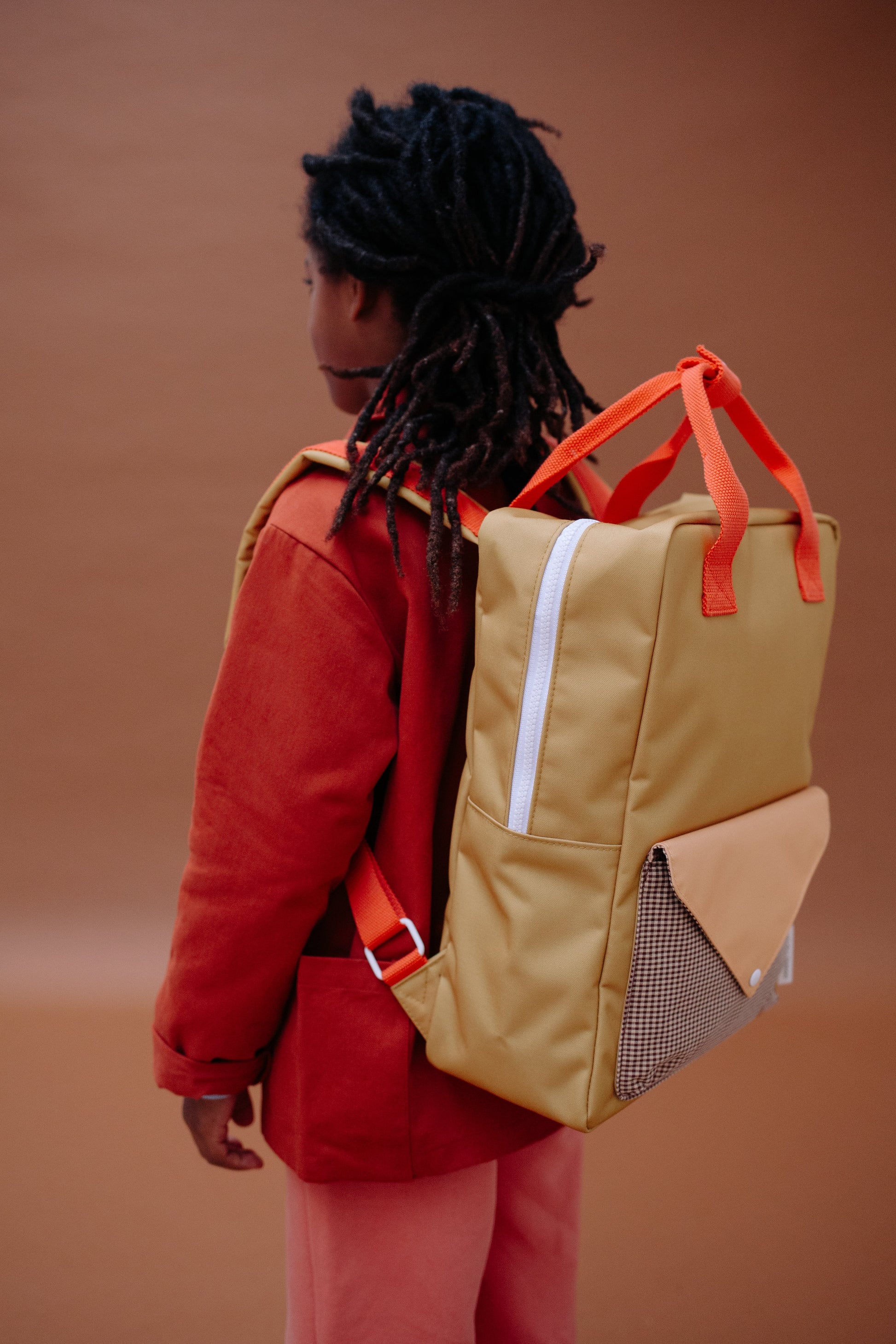 Mochila grande Sticky Lemon envelope verde em contexto de uso | sticky-lemon-mochila-envelope-lollakids