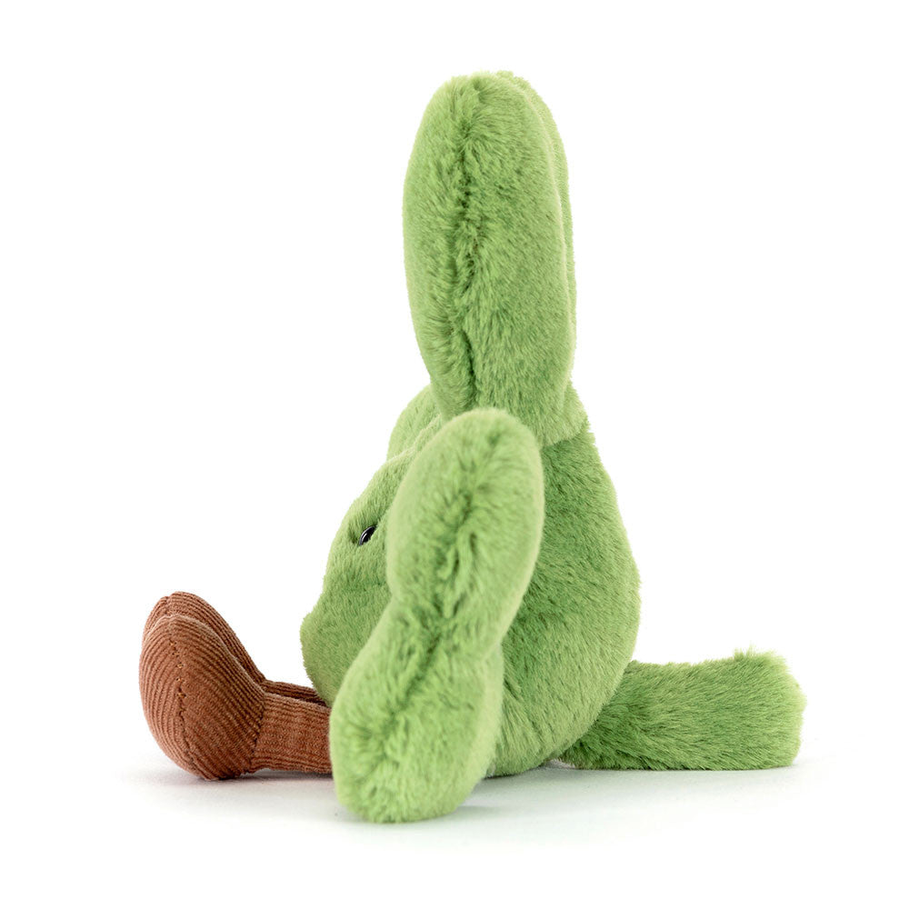 Vista lateral Peluche Jellycat Amuseables Siofra Shamrock com folhas verdes